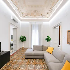 https://palazzo-mirone-suite-apartments-centro.sicilyhotelsitaly.net